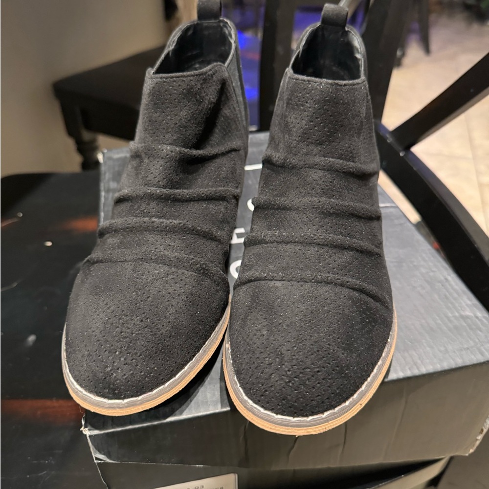 Shu shop boots -NWT. Black Booties. Sz 8